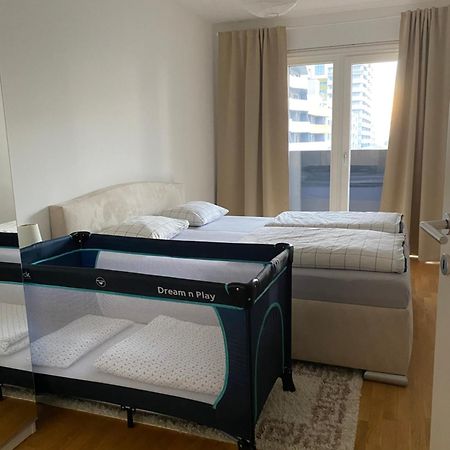 2 Bedroom Apartment Next To Metro U1 And Garage Parking Viena Exterior foto