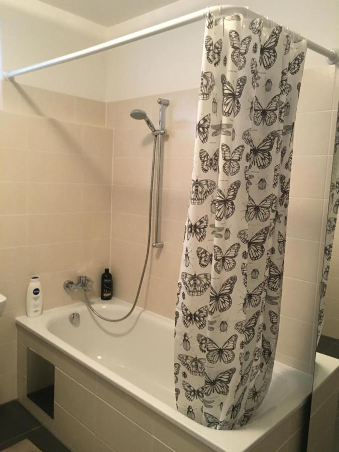 2 Bedroom Apartment Next To Metro U1 And Garage Parking Viena Exterior foto